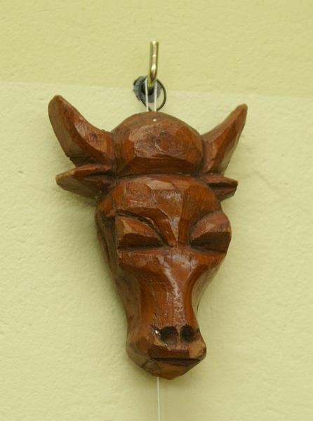 dsc00055.jpg - Rzeźby Waldemara Nowogrodzkiego w bibliotece w Kadzidle - wrzesień 2008