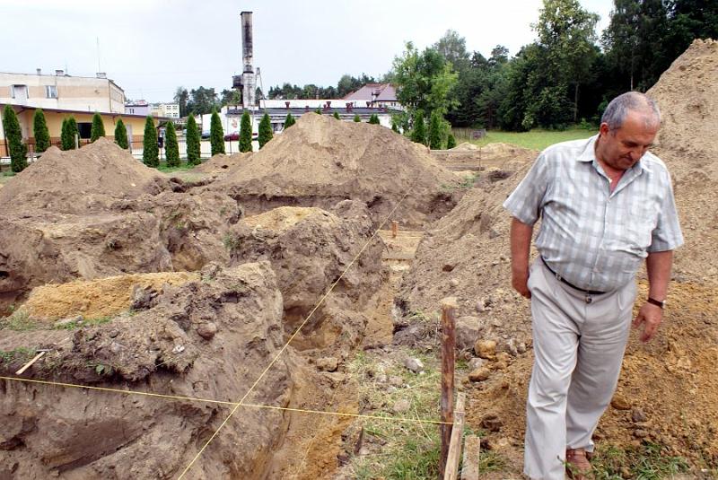 dsc08256.jpg - Po terenie budowy oprowadzał Ksiądz Dziekan Marian Niemyjski