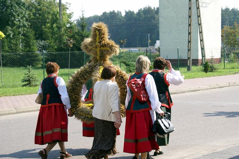dsc00380.jpg - Korowód dożynkowy przeszedł ulicami Kadzidła z Kościoła do Zagrody Kurpiowskiej