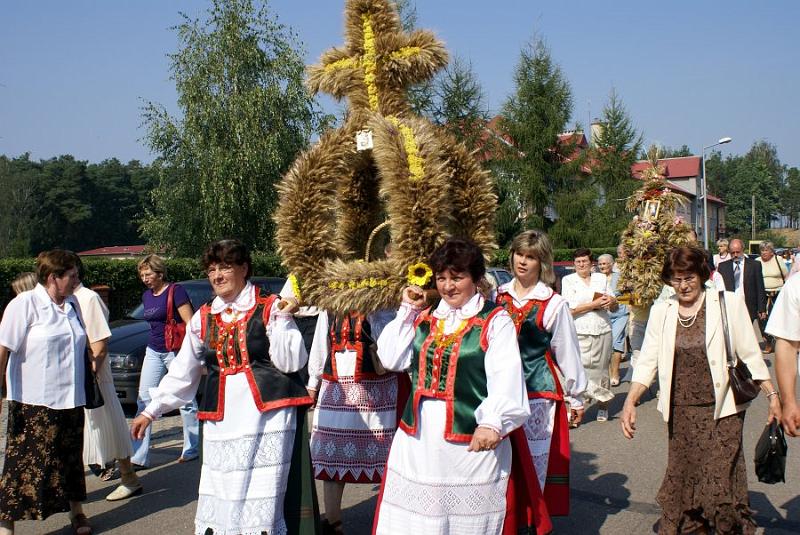 dsc00397.jpg - Korowód dożynkowy przeszedł ulicami Kadzidła z Kościoła do Zagrody Kurpiowskiej