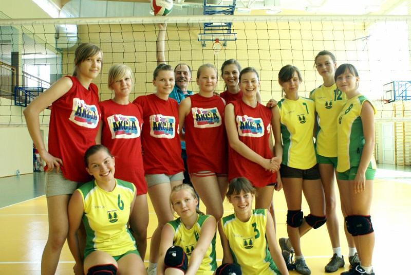 dsc03646.jpg - Kadetki i Juniorki oraz sędzia Zenon Pierzchanowski