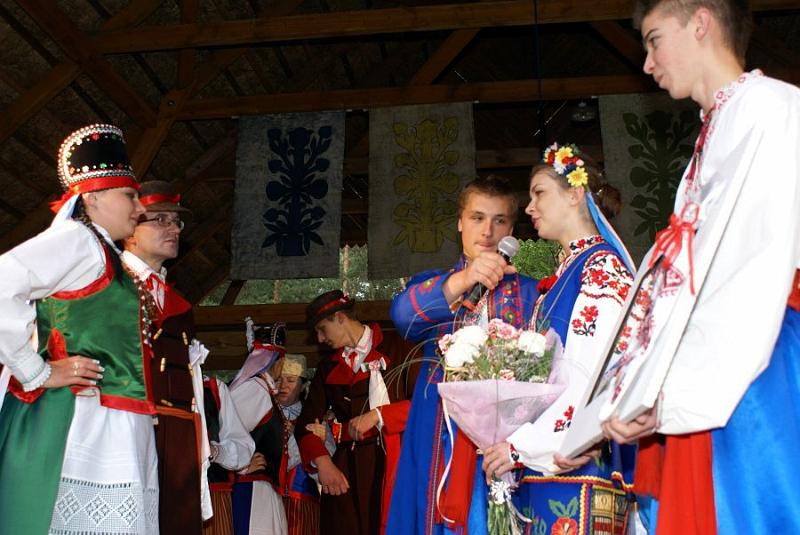 dsc07335.jpg - Prezent dla Nowożeńców przekazują Goście z Białego Boru