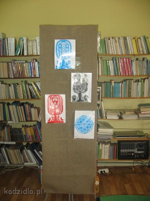 img_0404.jpg - W miesiącu maju w Bibliotece w Kadzidle oprócz imprez można było podziwiać wystawę wycinanek i kwiatów Pani Marii Szurnickiej z Dylewa