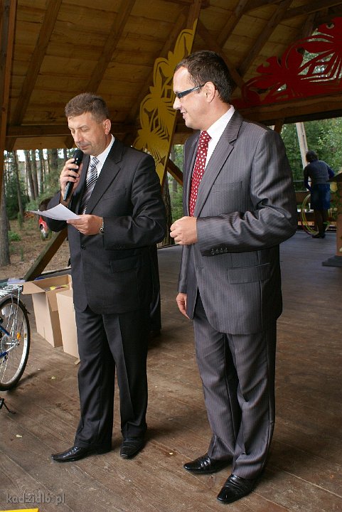 dsc09375.jpg - Losowanie roweru - nagrody Mirosława Augustyniaka - dyrektora Wojewódzkiego Ośrodka Ruchu Drogowego w Ostrołęce