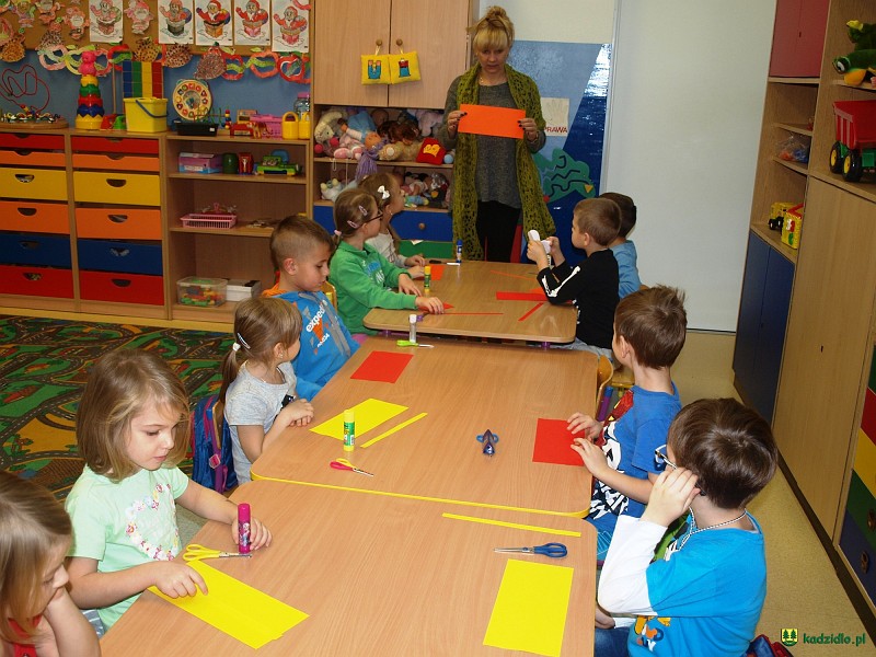 j_sl_12.jpg - Klasy "0", I - opiekun: Beata Drężek oraz II i III, opiekun: Elżbieta Parzych ze SP w Siarczej Łące